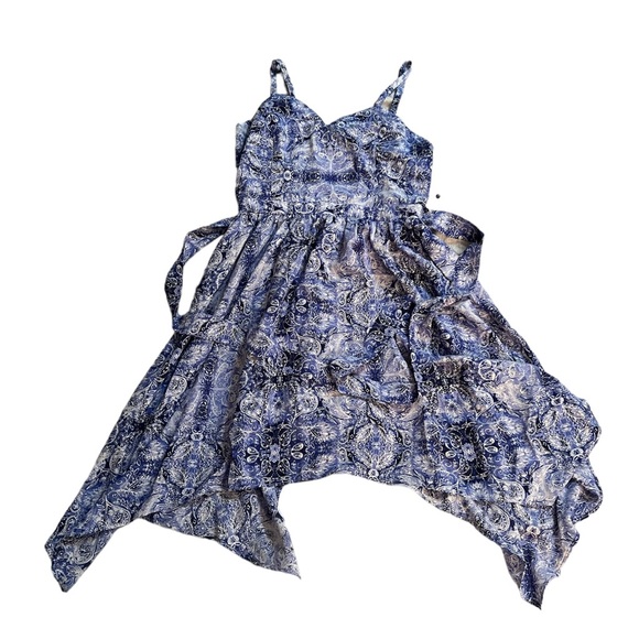NWT Aqua Women’s Paisley Handkerchief-Hem Dress in Blue/White Paisley - Picture 4 of 10
